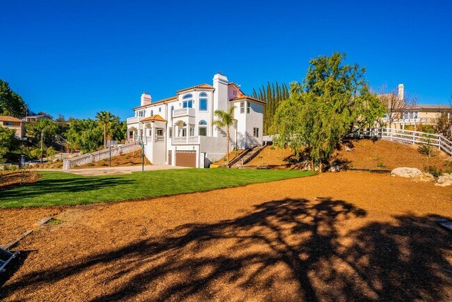 Foto del edificio - Mediterranean Estate in a Gated Community