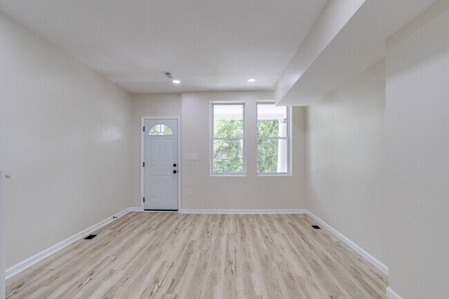 Foto del edificio - Remodeled 3-Bedroom Home with Finished Basement & Modern Upgrades