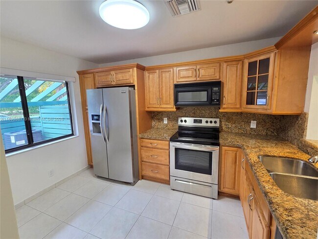 Foto del edificio - 460 Lakeview Dr