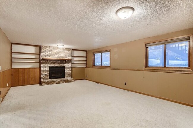 Building Photo - 4350 Thornhill Ln, Vadnais Heights, MN, 55127