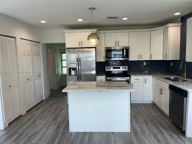 Building Photo - 5240 SW 97th Ct
