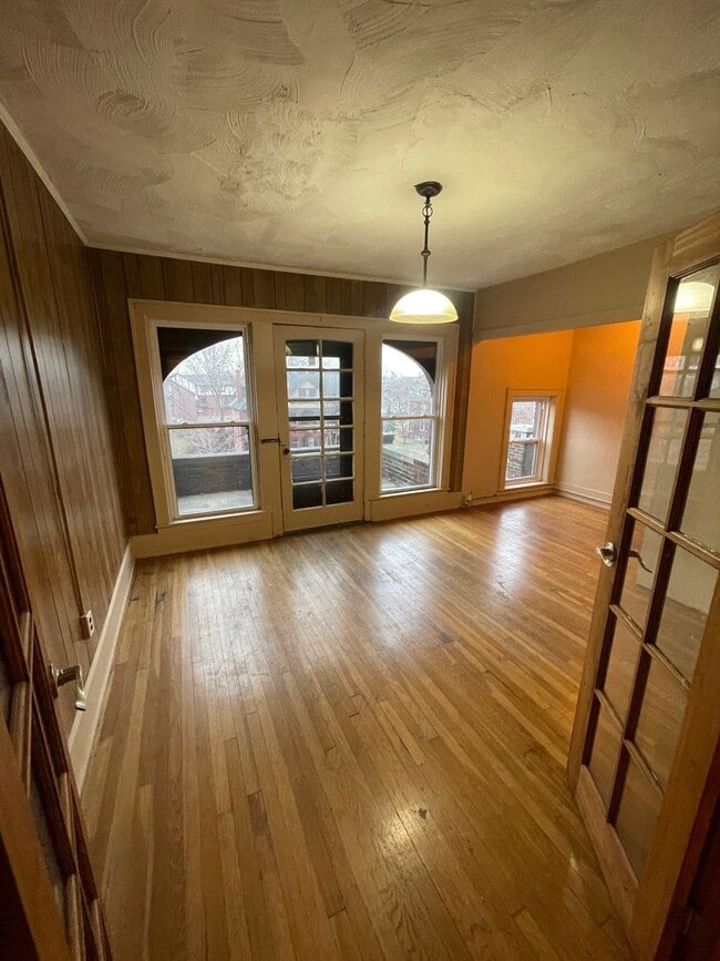 Building Photo - 2 BEDROOM LOCATED IN THE HEART OF THE ART DISTRICT!