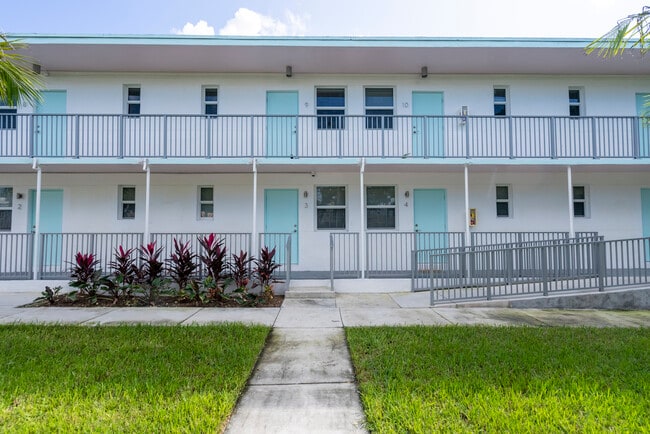 Spacious side yard - 1950 NW 2nd Ct