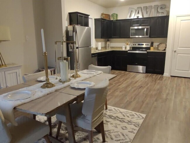 Foto del edificio - 821 Cherry Blossom St