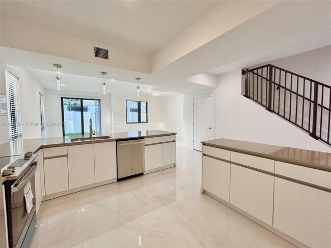 Foto del edificio - 4110 N Oak Pl