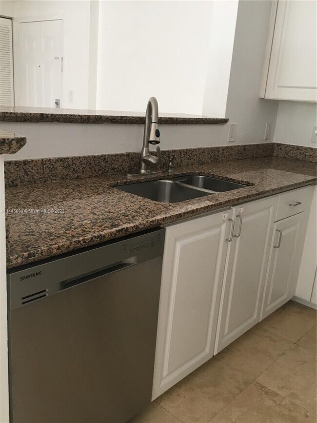 Building Photo - 1155 Brickell Bay Dr