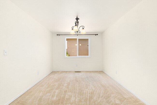 Building Photo - North Kirkland 4 Bedroom 3 Bath - Tons of ...