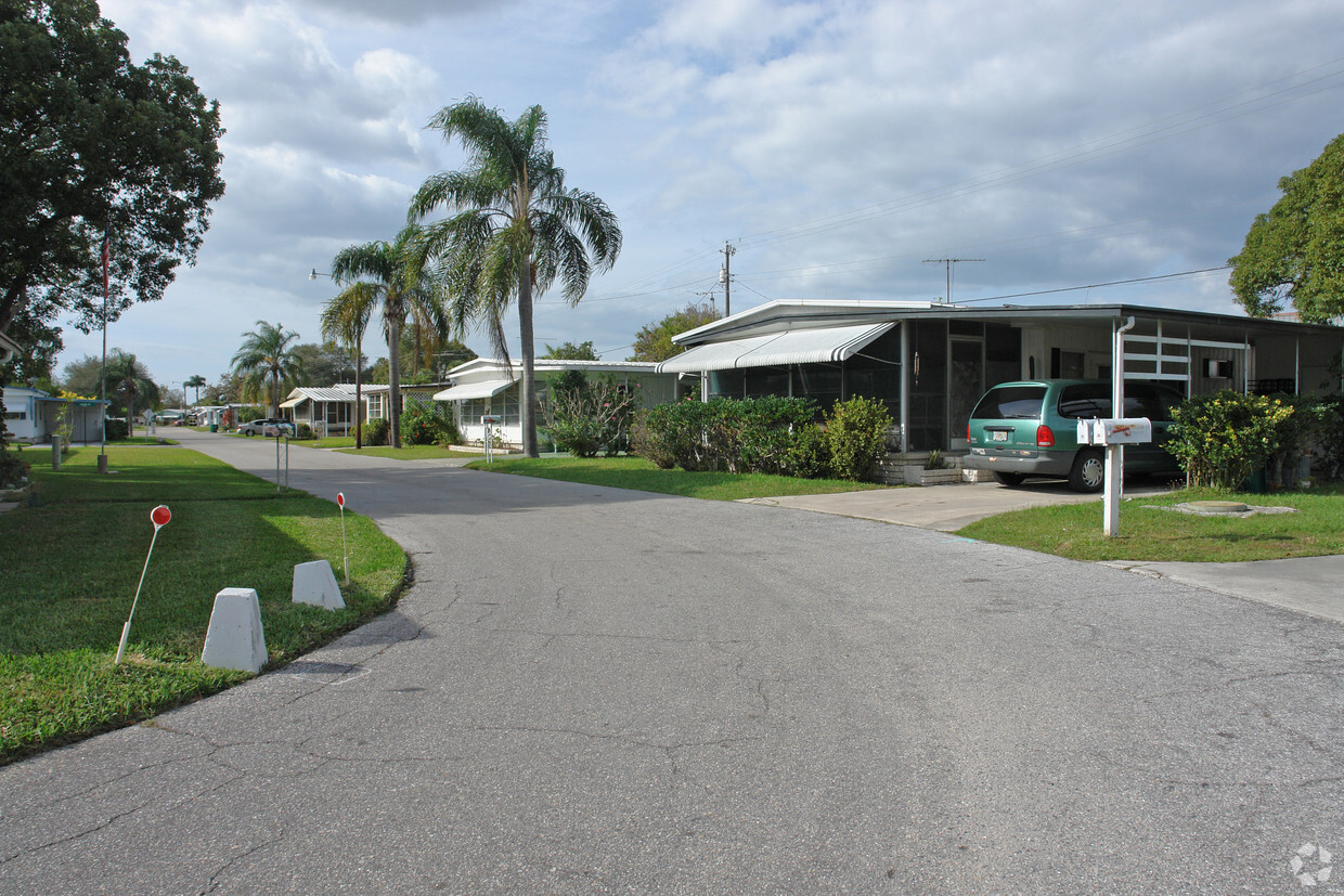 Building Photo - Colonial Mobile Manor