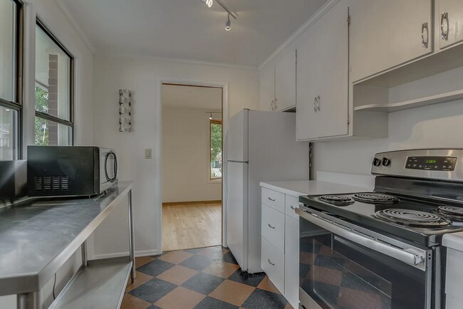 Foto del edificio - 8219 Bagley Ave N