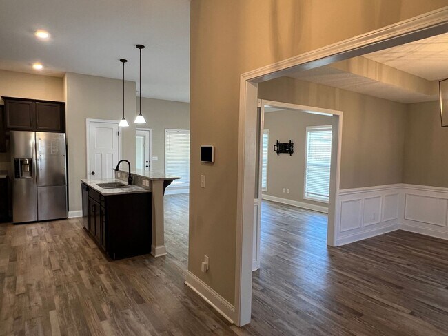 Foto del edificio - Beautiful Home that looks Brand New / First Full Month's Rent FREE with a 13 Month Lease!!