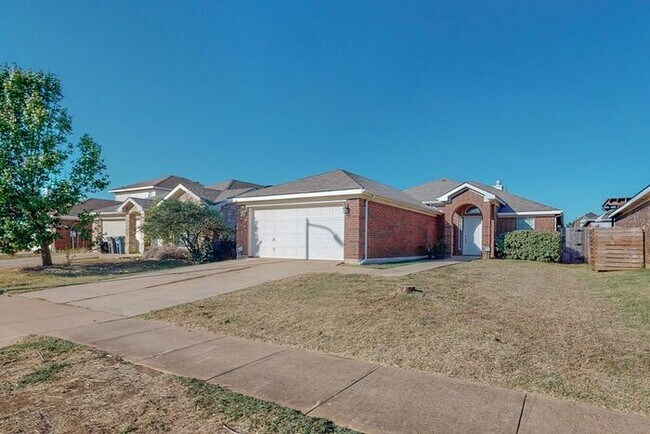 Building Photo - 3 bedrooms, 2 bath Brick Trail Lake Estate...