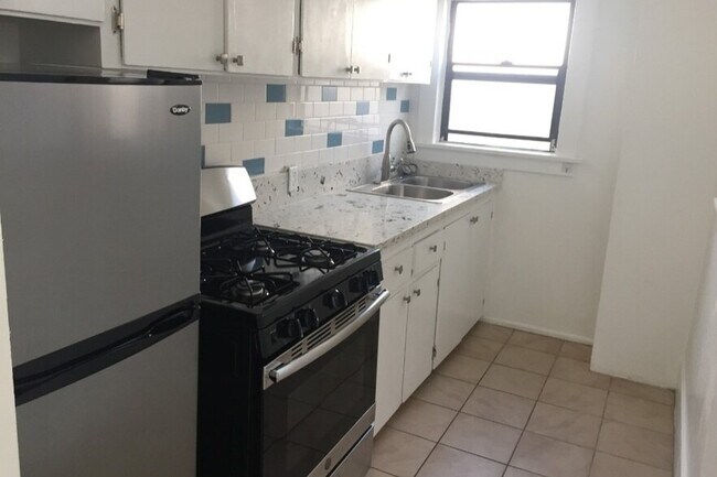 Building Photo - 1403 Innes Pl