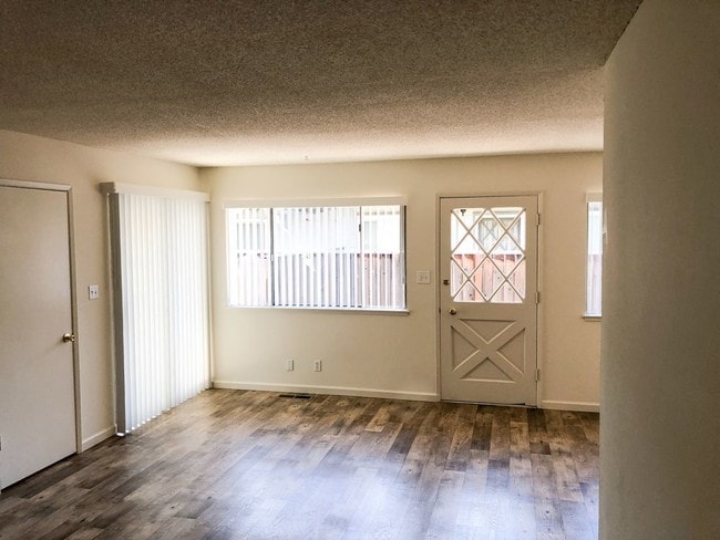 Building Photo - 2 Bedroom Duplex in Santa Clara