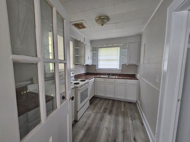 Building Photo - Newly Renovated 2 Bedroom with Bonus Room,...