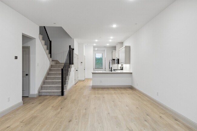 Foto del edificio - 7043 Granbury Ln