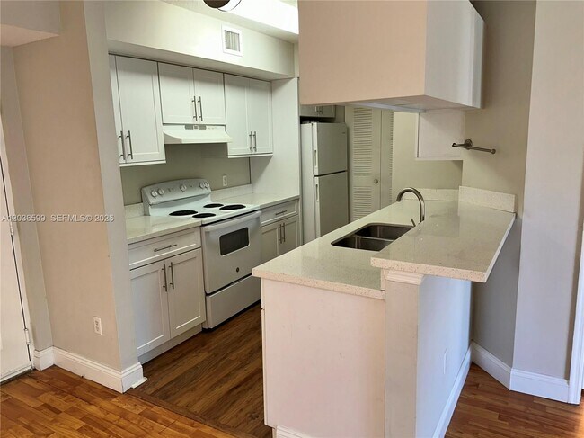 Building Photo - 460 S Park Rd