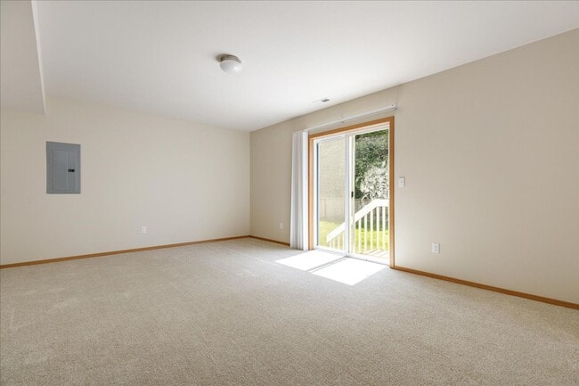Building Photo - Beautiful Spacious 4 Bedroom 2.75 Bathroom...