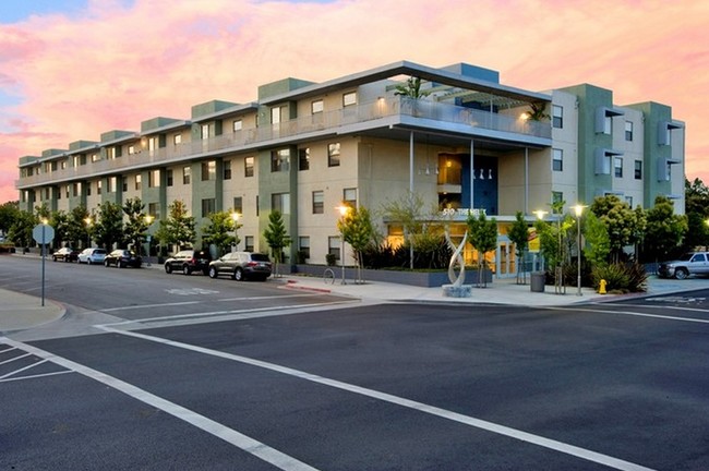 Building Photo - Helix at University Village