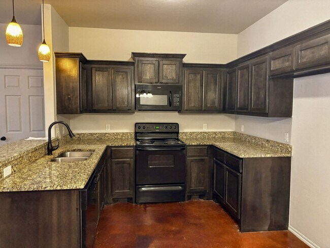 Foto del edificio - 3br 2ba duplex with 2 car garage!!