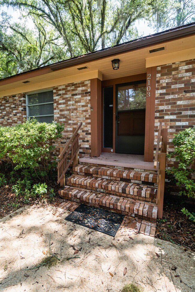 Building Photo - 2103 Evergreen Dr