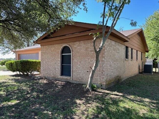 Building Photo - Nice 3 Bedroom, 2 Full bath Home Located i...