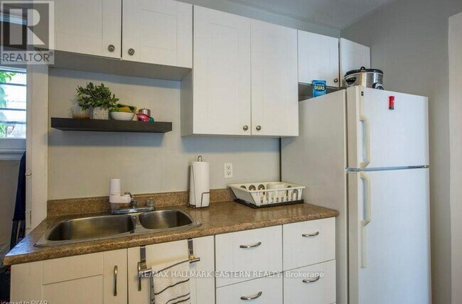 Building Photo - 279 William St