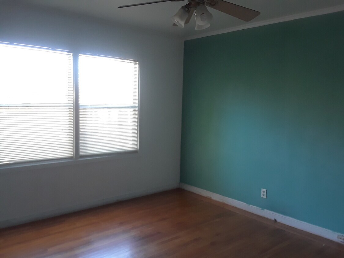 Building Photo - 2056 Pulgas Ave