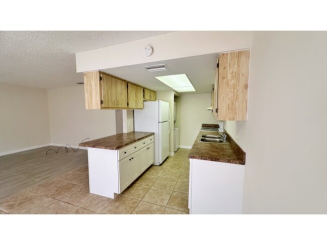 Building Photo - 2 Bedroom 2 Bath Condo! Convenient Locatio...