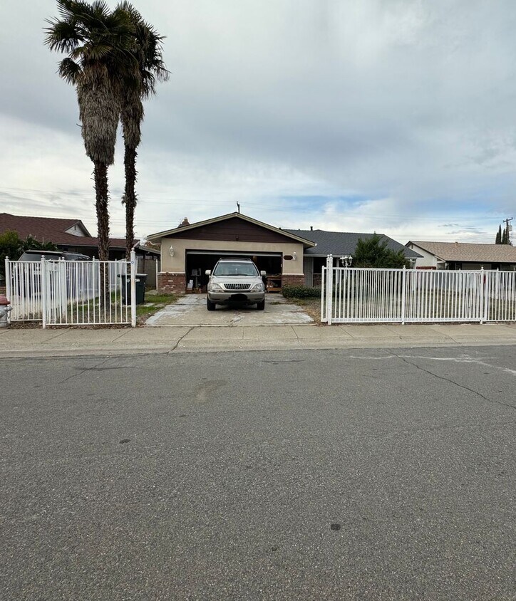 Primary Photo - Spacious floor plans 3bedroom, 2bath in a ...