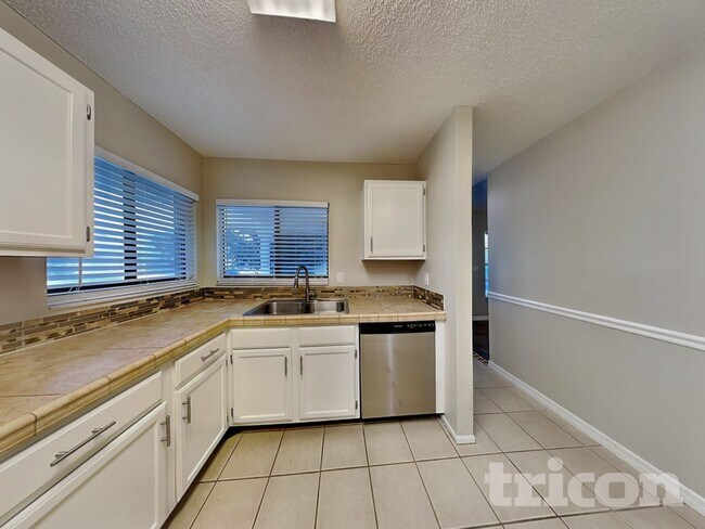 Building Photo - 419 E Springtree Way