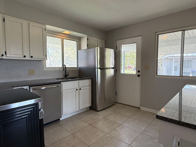 Foto del edificio - 2 bedroom 1 bath with carport in Washburn Rural School district