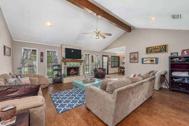 Building Photo - JANUARY 2025 PRE-LEASE Cute 3 Bed, 2 Bath ...