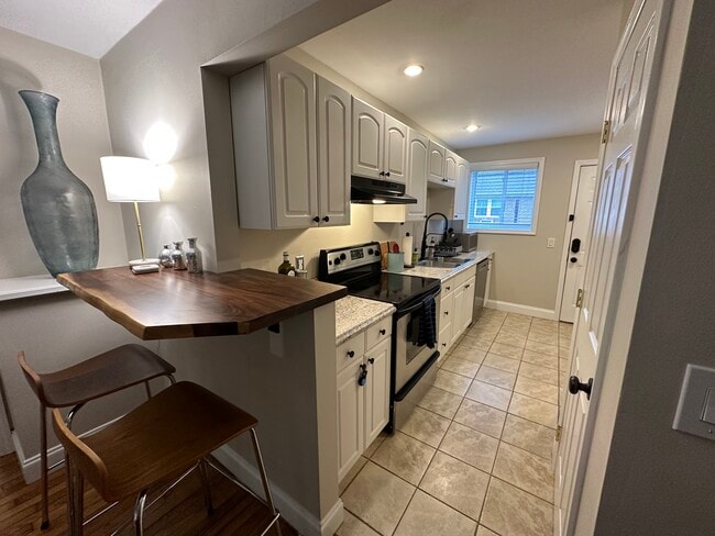 Fully equipped kitchen - 603 Maplewood Ave