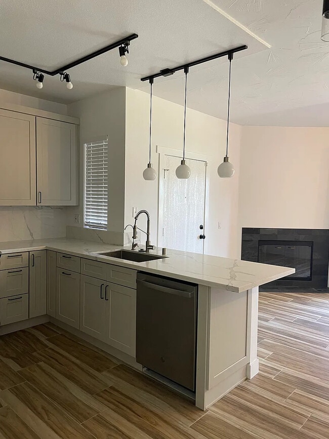 Building Photo - 17161 Alva Rd