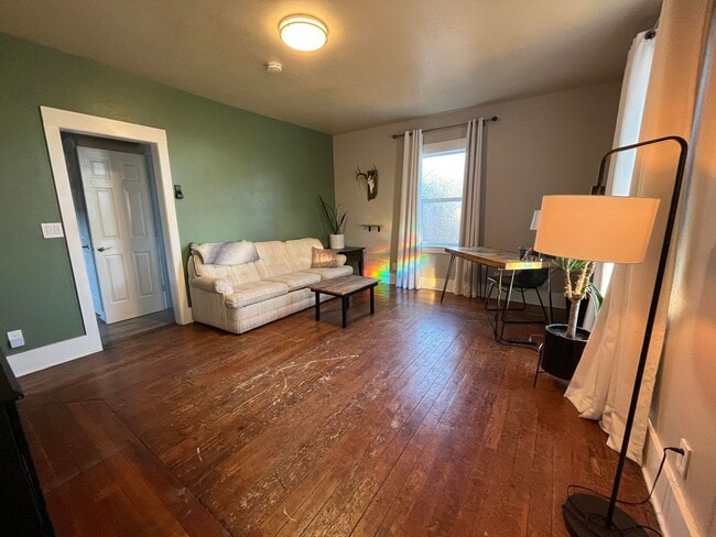 Building Photo - One Bedroom Apartment Home! Pet Friendly