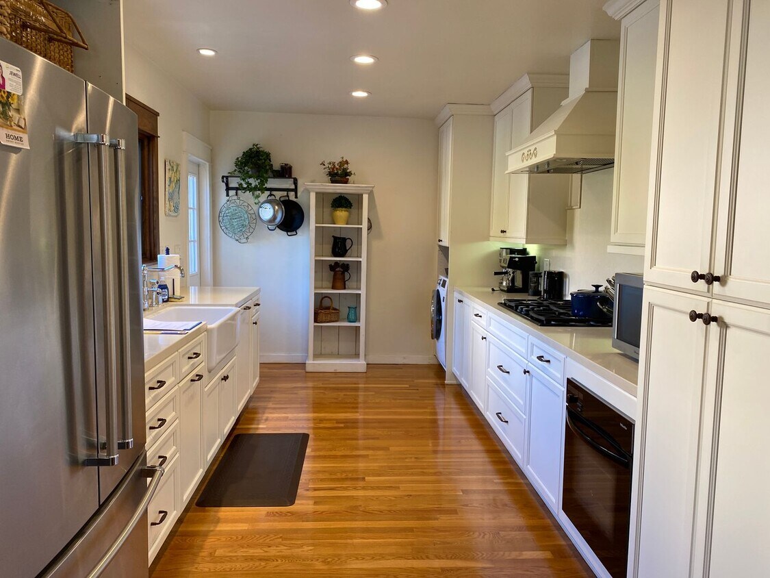 Foto principal - FULLY FURNISHED Point Loma Home! AC! All U...