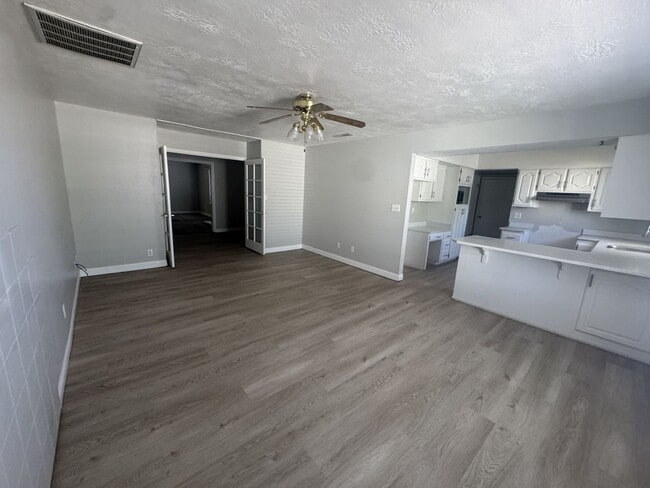 Foto del edificio - Large Home in Bloomington Hills