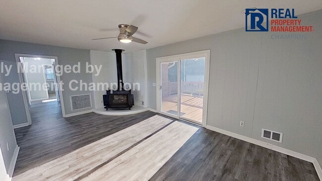 Building Photo - Updated 3 BD/2BA Home on Spacious Corner Lot