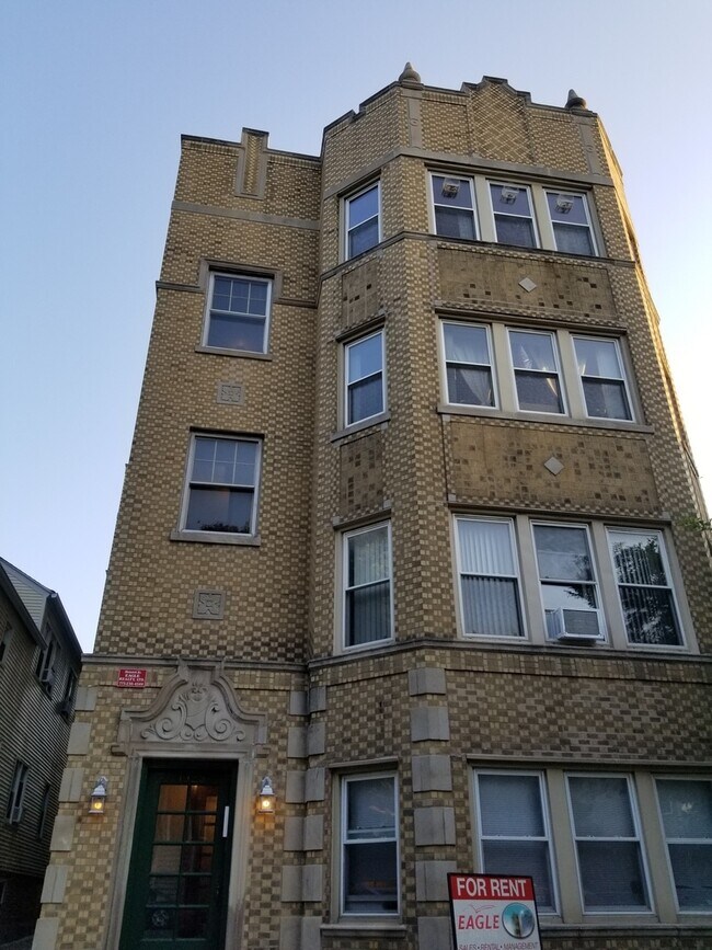 Building Photo - 1925 W Belle Plaine Ave