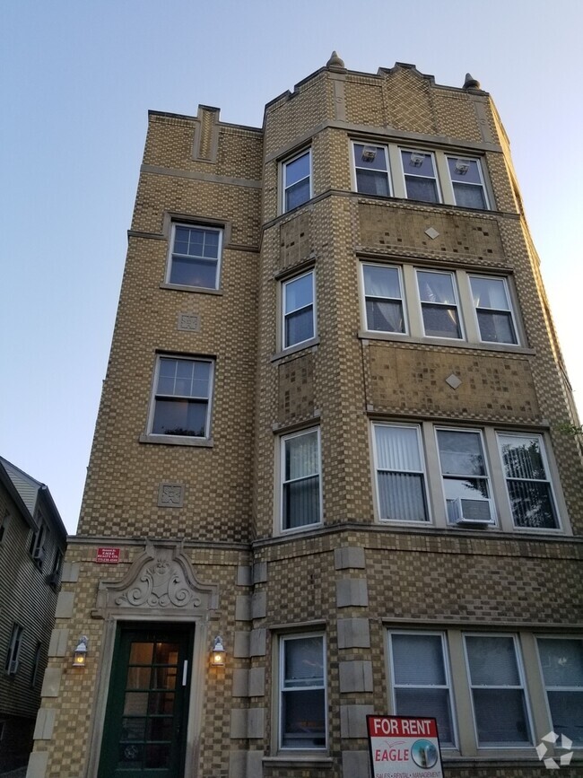 Building Photo - 1923 W Belle Plaine Ave