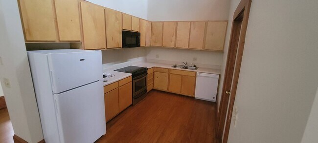 Building Photo - 572 Mulberry St