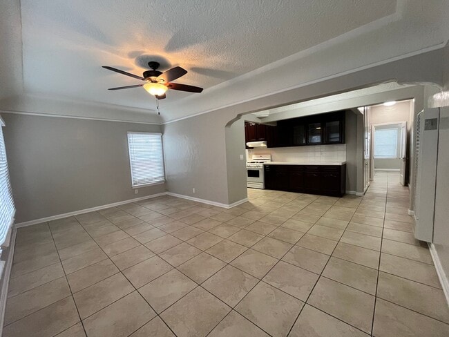Building Photo - LARGE UPSTAIRS 2 BEDROOM 1 BATH, BUILDING ...