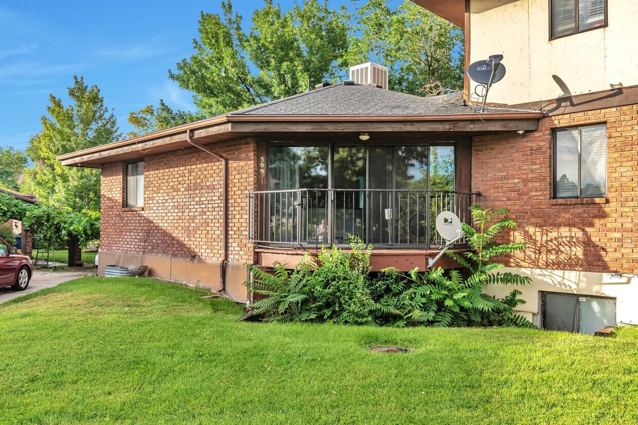 Primary Photo - Remodeled Row End Rambler Townhome in Jack...
