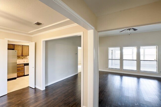 Building Photo - 1717 Brighton Dr