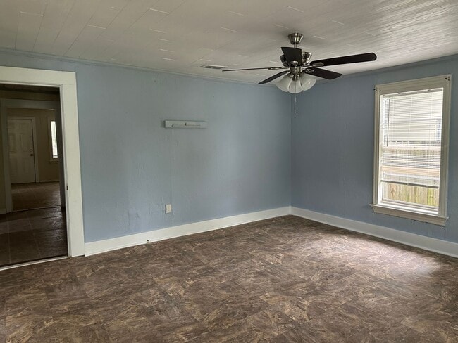 Building Photo - **3BR/1BA HOME IN BOSSIER CITY**