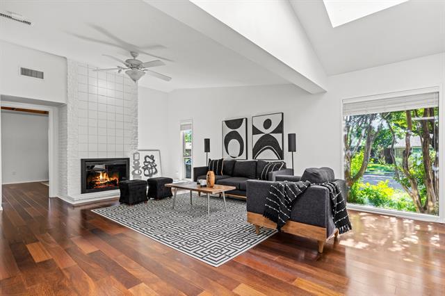 Foto del edificio - 10305 Robindale Dr