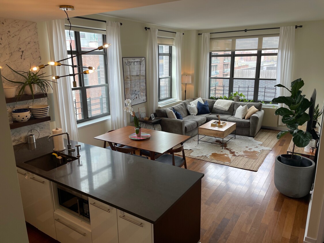 Large Sunny Corner 2 Bed/2 Bath - 80 Metropolitan Ave