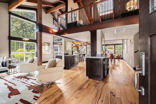 Building Photo - Luxurious Home with Panoramic Views