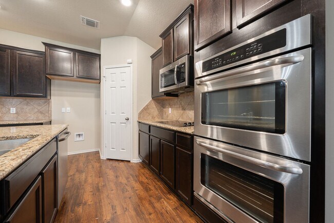 Building Photo - Spacious 3-Bedroom, 2-Bath Home in Lake Po...