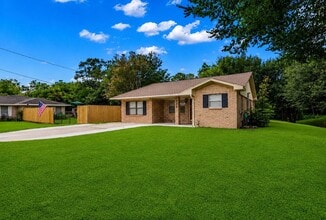 Building Photo - 235 Live Oak St